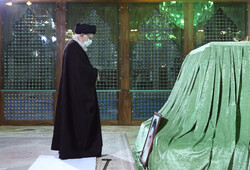 رہبر معظم کی حضرت امام خمینی (رہ) اور شہداء کے مزار پر حاضری