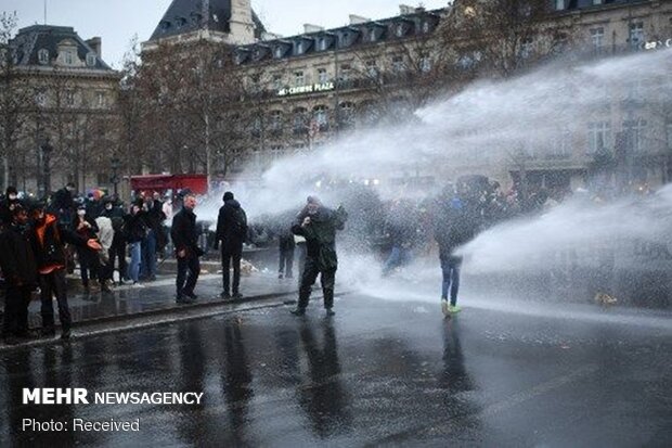 حمله پلیس فرانسه به تظاهراتکنندگان در پاریس حمله پلیس فرانسه به تظاهراتکنندگان در پاریس