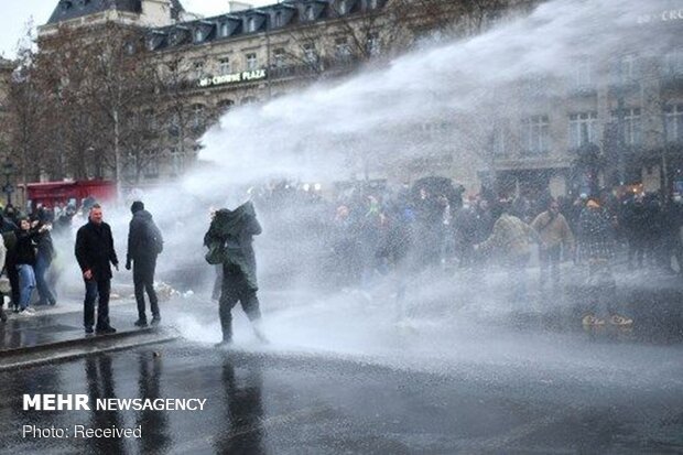 حمله پلیس فرانسه به تظاهرات‌کنندگان در پاریس