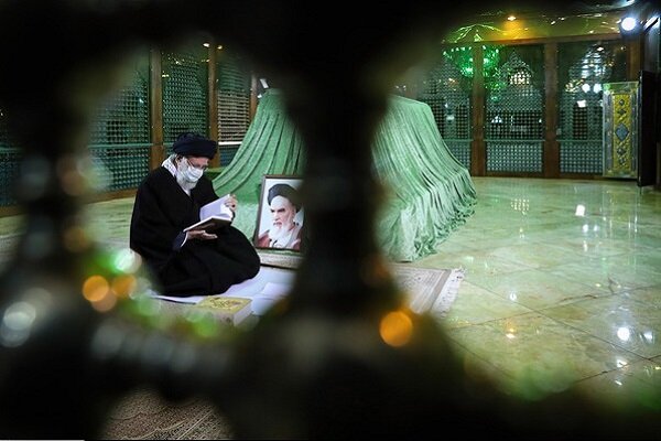 Leader attends Mausoleum of Imam Khomeini