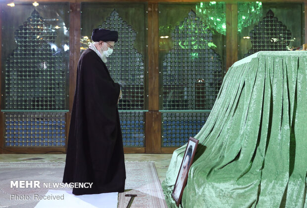 قائد الثورة يزور مرقد مفجر الثورة الإسلامية الإمام الخميني (رض)