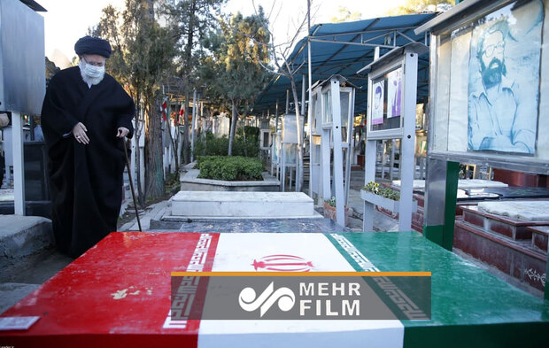 VIDEO: Leader visits martyrs' cemetery in Tehran