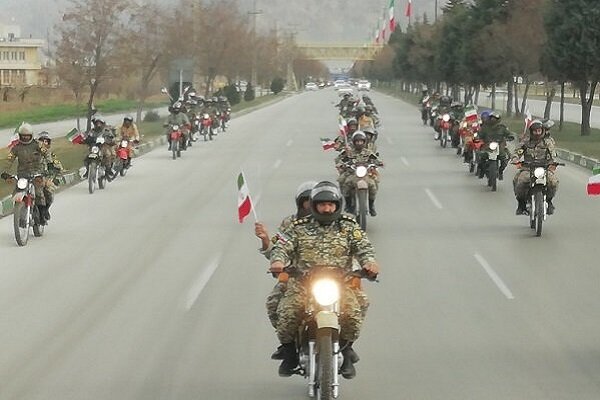 موتور سواران کرمانشاهی مسیر فرودگاه تا گلزار شهدا را رژه رفتند