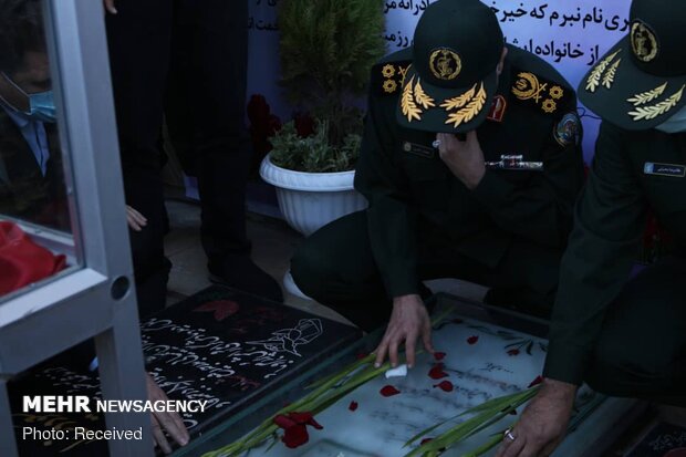 İran Genelkurmay Başkanı Şehit General Süleymani mezarı başında bulundu