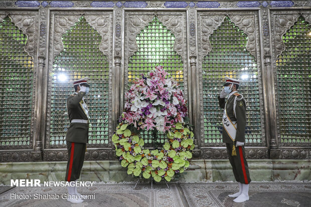 احترام نظامی سربازان دژبانی به امام خمینی (ره)  در مراسم تجدید میثاق هیأت رئیسه مجلس یازدهم با آرمان‌های امام (ره)