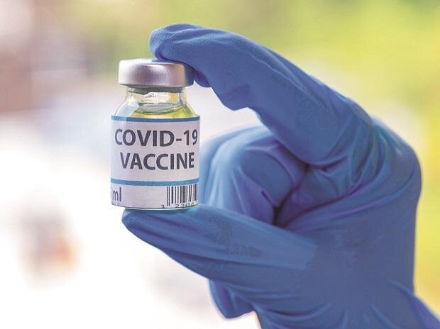 واکسیناسیون علیه کرونا در کشور آغاز شد/پسر وزیر اولین واکسن را زد