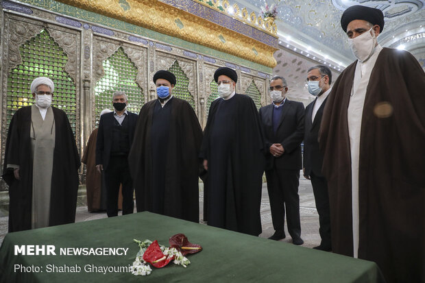 Judiciary head, officials renew allegiance with ideals of Imam Khomeini