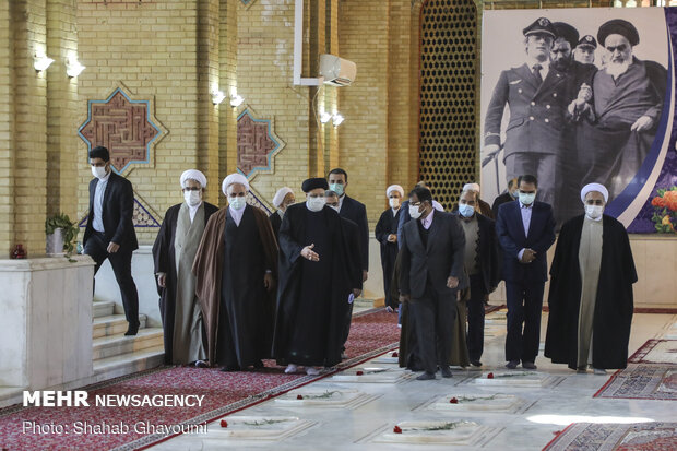 Judiciary head, officials renew allegiance with ideals of Imam Khomeini
