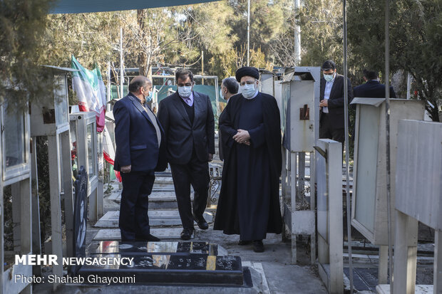 Judiciary head, officials renew allegiance with ideals of Imam Khomeini