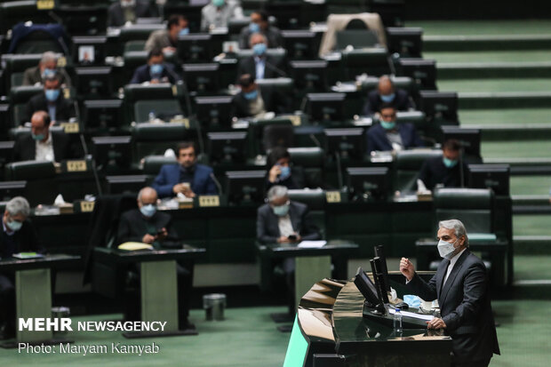 İran Meclisi'nde yeni yıl bütçe tasarısı ele alındı