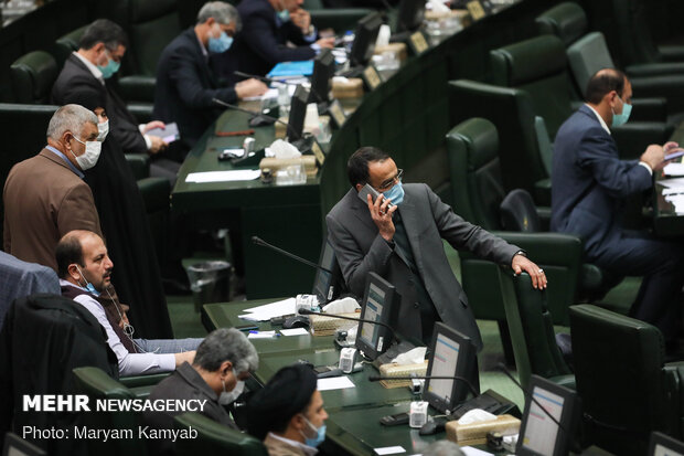 İran Meclisi'nde yeni yıl bütçe tasarısı ele alındı