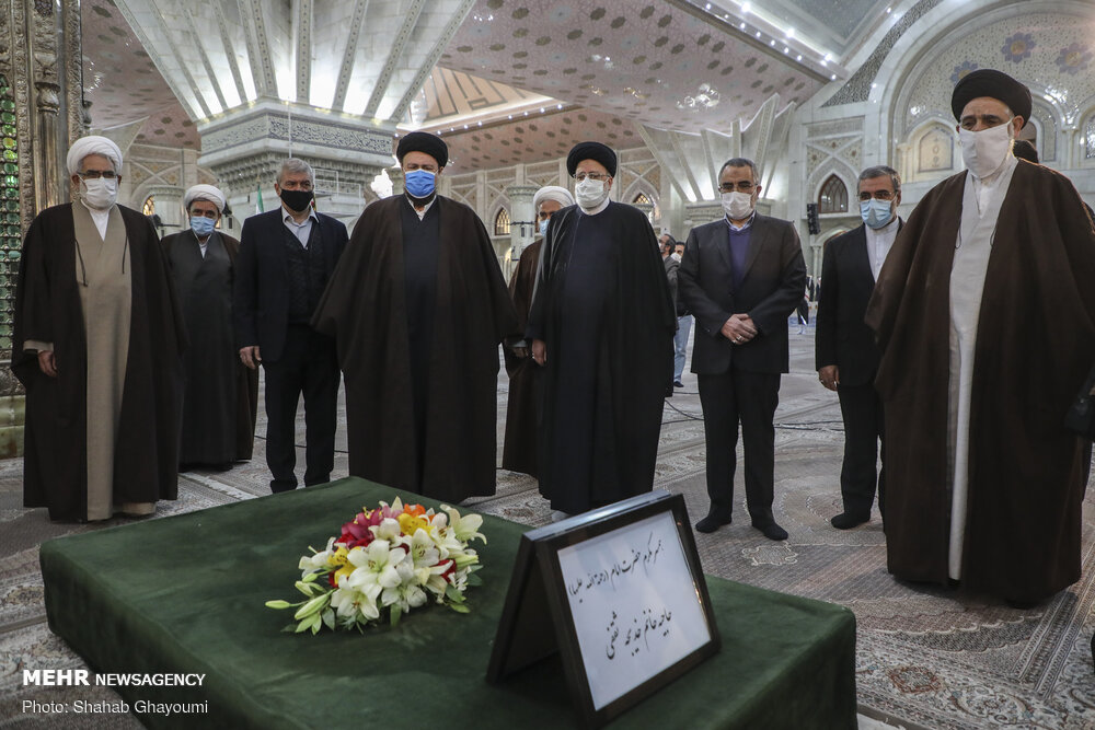 ایرانی عدلیہ کے سربراہ اور اعلی حکام کی حضرت امام خمینی (رہ) کے مزار پر حاضری