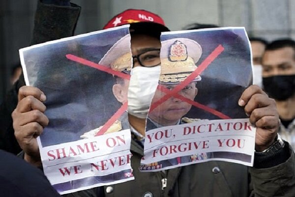 Myanmar'da halk darbeyi protesto için sokaklara çıktı