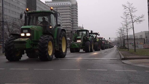 VIDEO: German farmers protest new regulations