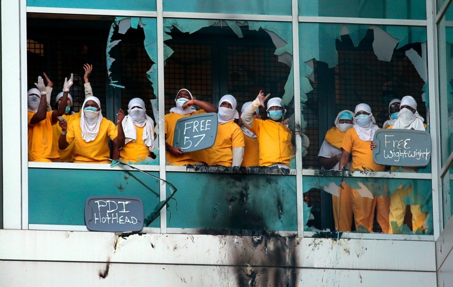 VIDEO: Inmates riot in US jail over pandemic concerns