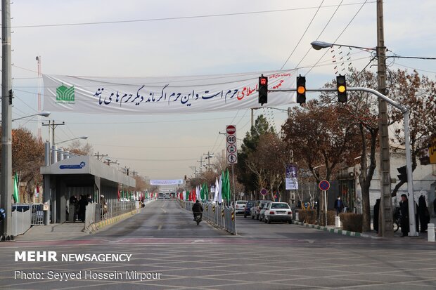 پارچه نوشته های شعارهای انقلاب درخیابان های مشهد