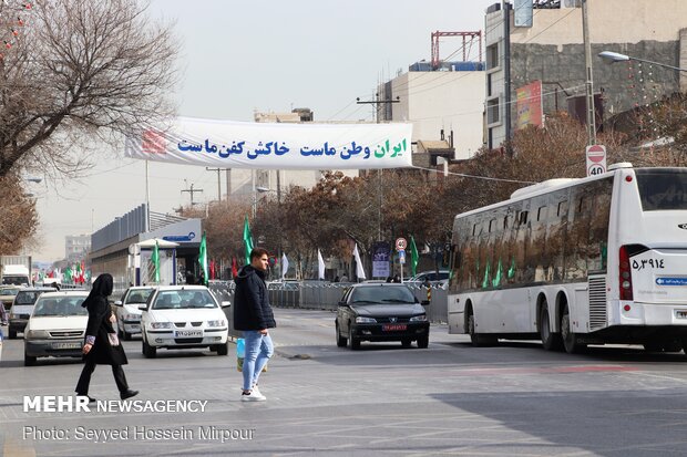 پارچه نوشته های شعارهای انقلاب درخیابان های مشهد