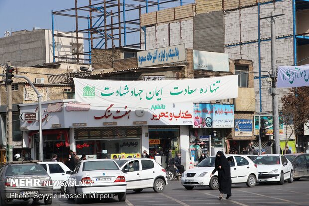 پارچه نوشته های شعارهای انقلاب درخیابان های مشهد