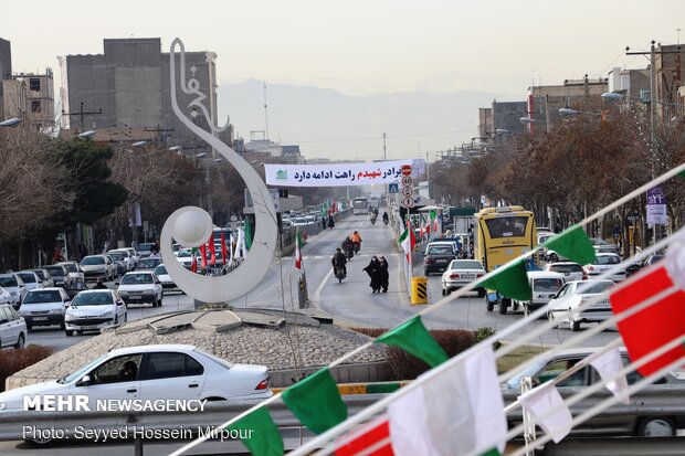 پارچه نوشته های شعارهای انقلاب درخیابان های مشهد