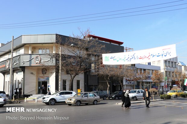 پارچه نوشته های شعارهای انقلاب درخیابان های مشهد