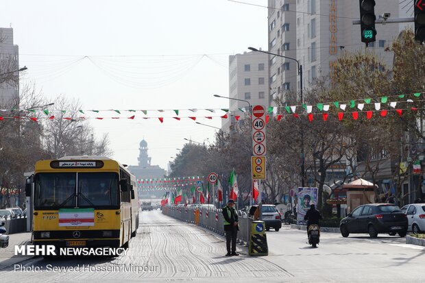 پارچه نوشته های شعارهای انقلاب درخیابان های مشهد