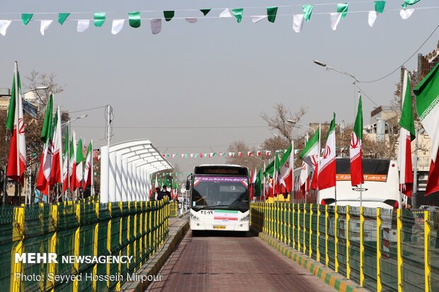 پارچه نوشته های شعارهای انقلاب درخیابان های مشهد