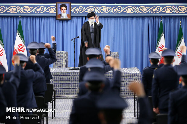 استقبال قائد الثورة الإسلامية لقادة وكوادر القوة الجوية للجيش الإيراني