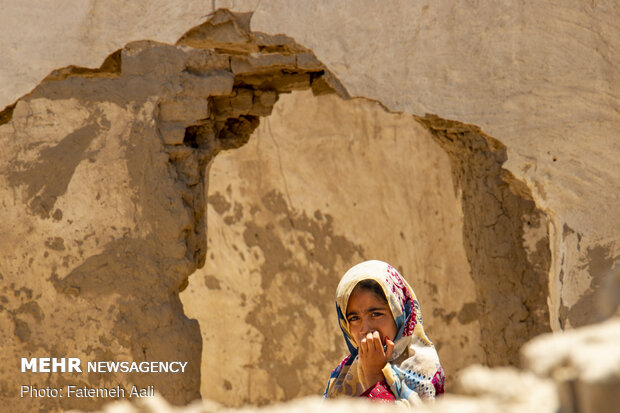 کودکی دختران صیادها در محاصره  خاک و رمل های روانه بستر دریاچه