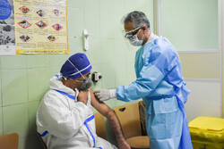 آغاز واکسیناسیون کادر درمان علیه بیماری کرونا در استان مرکزی