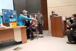 تزریق واکسن کرونابه ۴۳۵نفر از کارکنان مراکز درمانی آذربایجان غربی