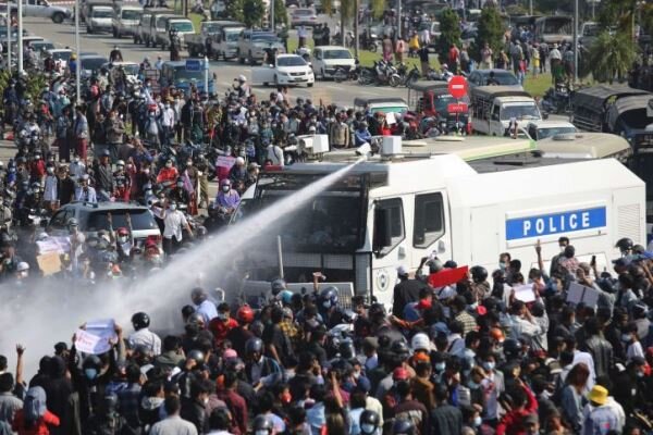 میانمار میں فوجی بغاوت کے خلاف مظاہروں میں شدت/ فوج کی گولی لگنے سے ایک خاتون ہلاک