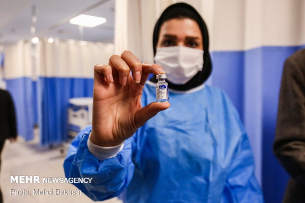تزریق نخستین واکسن کرونا به کادر درمان در قم