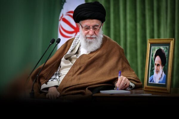 قائد الثورة الاسلامية: مستقبل العراق رهن ايديكم وهممكم العالية