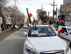 خودروهای تزئین شده در کرمانشاه منتظر آغاز راهپیمایی خودرویی