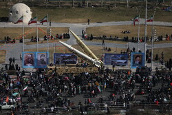 نمایشی سیستەمی مووشەکی و ئاسمانیی ئێران لە تاران