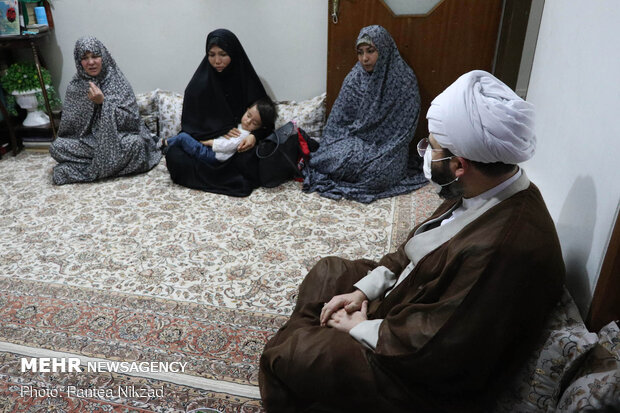 Hojatoleslam Qomi visits Fatemiyoun fighters' families