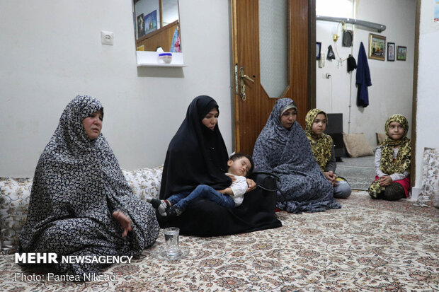 Hojatoleslam Qomi visits Fatemiyoun fighters' families