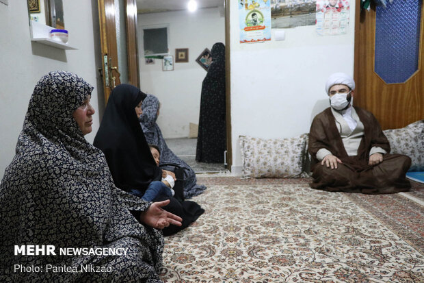 Hojatoleslam Qomi visits Fatemiyoun fighters' families