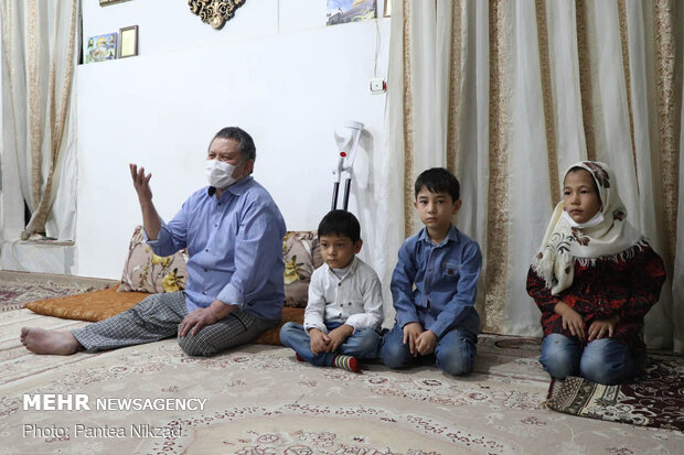 Hojatoleslam Qomi visits Fatemiyoun fighters' families