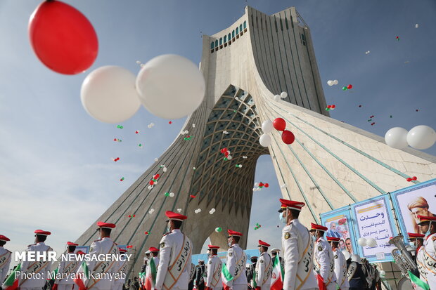 İran, İslam Devrimi'nin 42. zafer yıldönümünü kutluyor