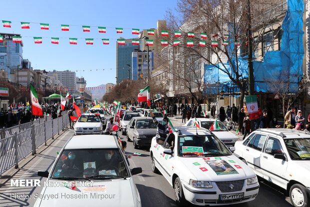 راهپیمایی موتوری و خودرویی در سالروز پیروزی انقلاب اسلامی در مشهد