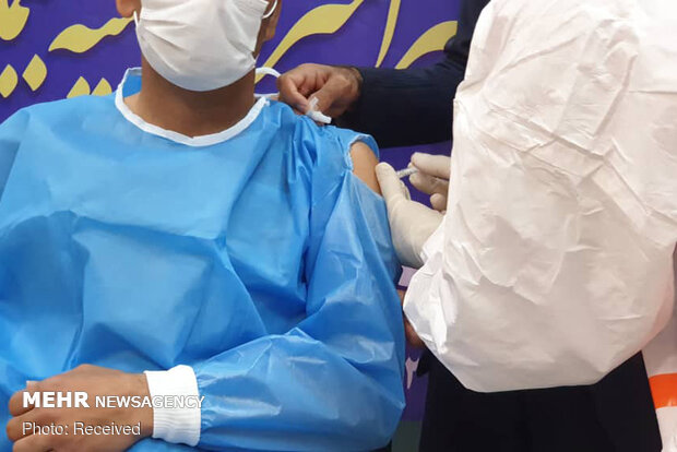 آغاز واکسیناسیون ۱۱۰۰ نفر از کادر درمان در استان مرکزی