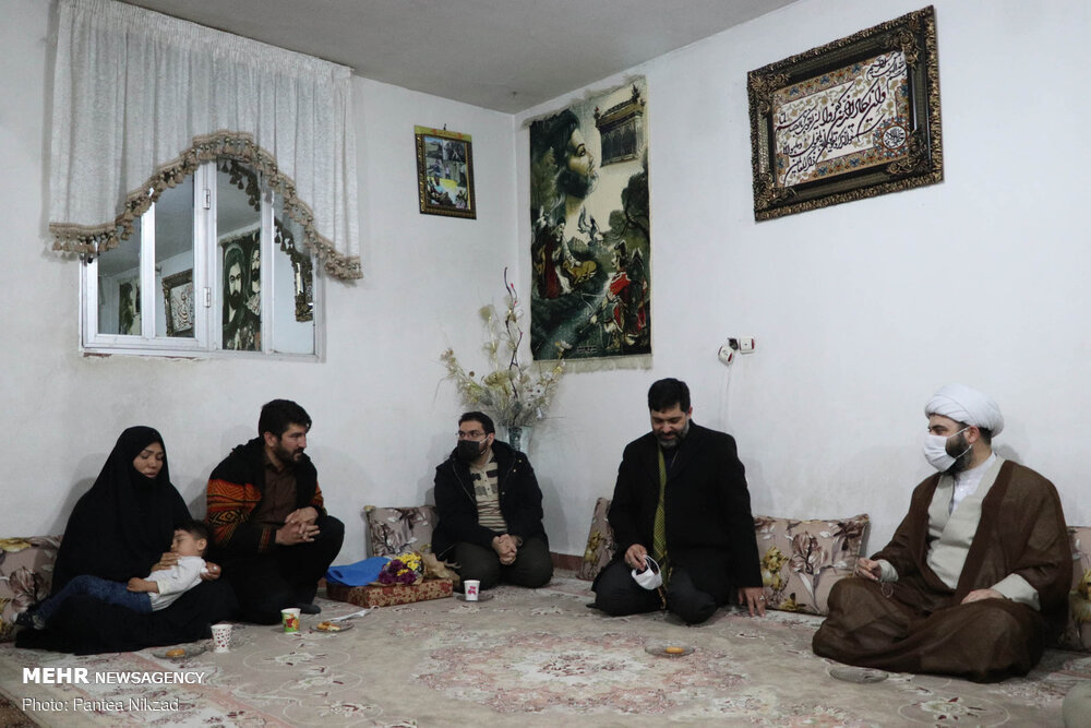 حجۃ الاسلام قمی کی فاطمیون بریگيڈ کے بعض شہداء کے اہلخانہ اور جانبازوں سے ملاقات
