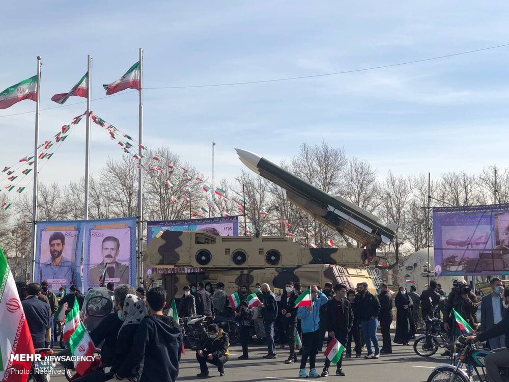 موشک‌های بالستیک در میدان آزادی به نمایش درآمدند