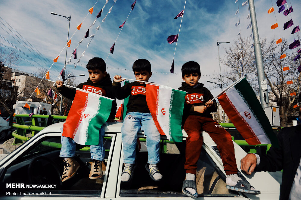 «۲۲ بهمن» نمایش ملتی قوی در گام دوم انقلاب؛ رو به جاده‌ای روشنیم!