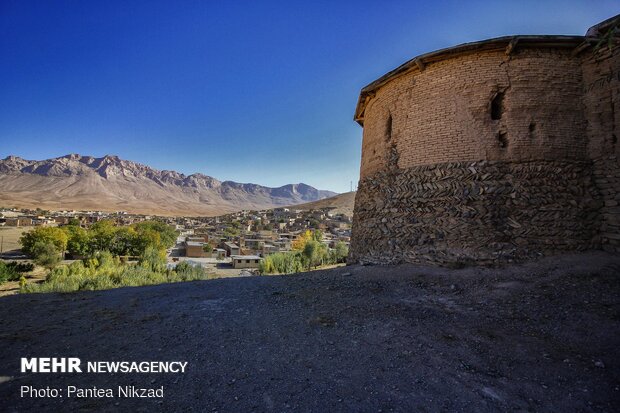  برج قلعه و نمایی از روستا