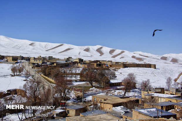 نمایی از قلعه و روستا