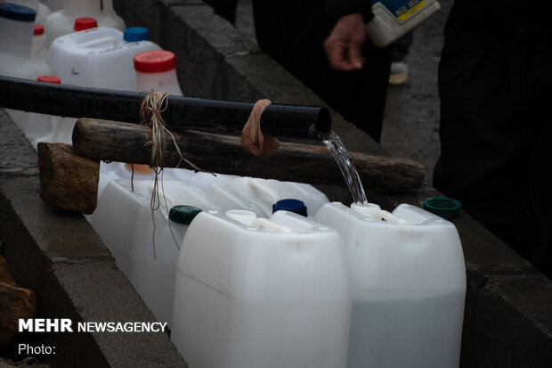صف طولانی مردم سنندج برای تهیه آب شرب سالم