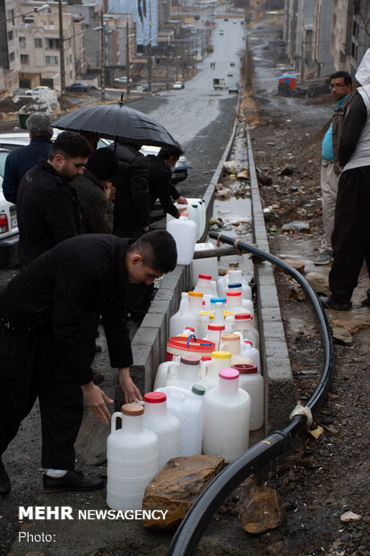 صف طولانی مردم سنندج برای تهیه آب شرب سالم