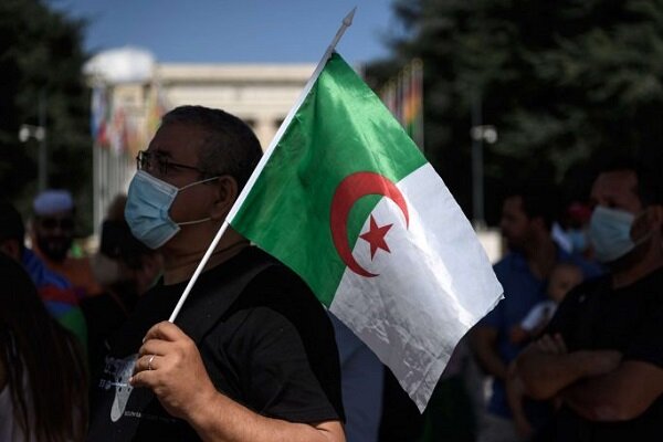 الشعب الجزائري يرحب السلطات بطرد قناة العربية وطلب طرد سكاي نيوز